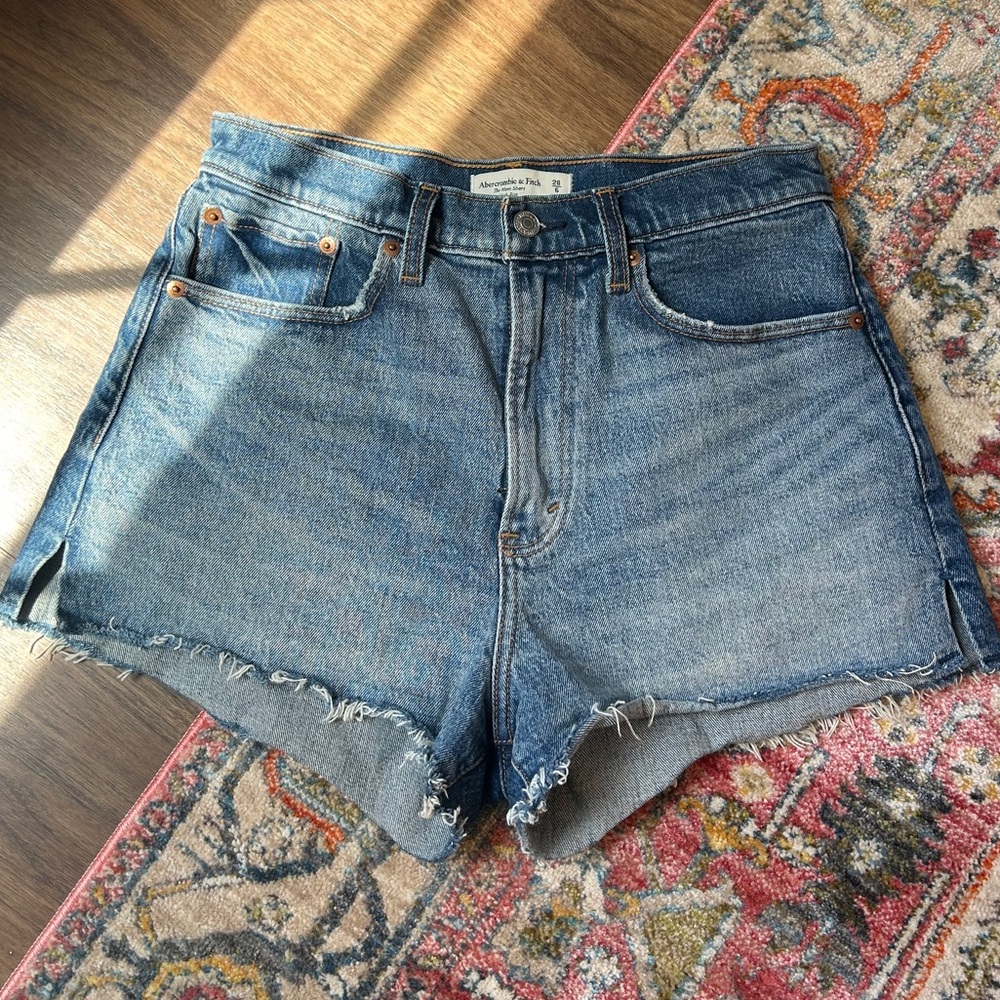 Abercrombie Curve Love High Rise Mom Short - 28